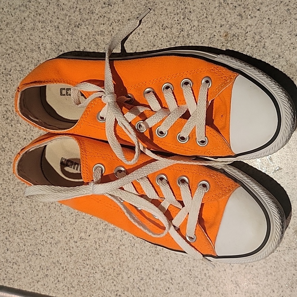 CONVERSE Chuck Taylor All Star Low Sneakers. Orange. Size 7.